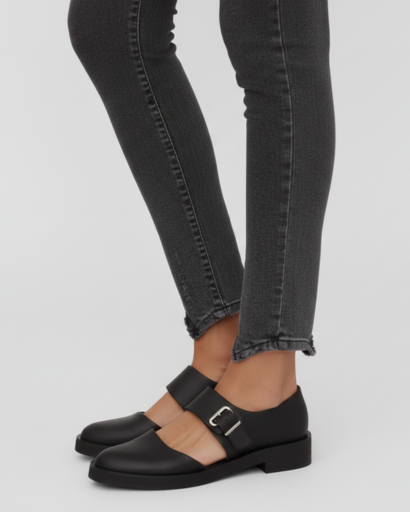 Mary Jane shoes with buckle and Derby-style notched sole